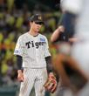 ７回、長谷川の打球を一塁に悪送球し肩を落とす小幡（撮影・西田忠信）