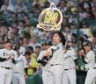 　プロ通算１５００奪三振を達成し、ボードを掲げる西勇（撮影・田中太一）