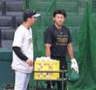 藤川監督（左）からアドバイスを受ける立石（撮影・飯室逸平）
