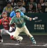 ７回、適時打を放つ伏見（撮影・飯室逸平）