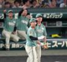 　６回、適時打を放ち、塁上で手を叩く立石（撮影・飯室逸平）