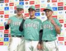 　ヒーローインタビューを終えて記念写真に納まる（左から）佐藤輝、高橋、熊谷（撮影・立川洋一郎）