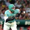 　５回、右中間へ先制の２点適時二塁打を放って駆ける佐藤輝（撮影・立川洋一郎）
