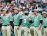 楽天に連勝し、ナインとタッチする藤川監督（中央右）＝撮影・山口登