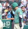 ５回、空振り三振に倒れた後、真鍋球審（左）に抗議しながらベンチへ向かう森下（撮影・立川洋一郎）