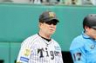 選手交代を告げる平田２軍監督