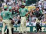試合を締めたドリス（中央）はナインとタッチする（撮影・山口登）