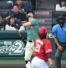 ３回、左飛に倒れ悔しがる佐藤輝（撮影・飯室逸平）