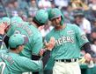 　５回、立石の適時打で生還し、ナインの出迎えを受ける熊谷（右）＝撮影・立川洋一郎
