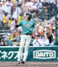 　５回、先制打を放ち、手を叩いて喜ぶ立石（撮影・山口登）