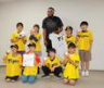 記者体験をした子どもたちと写真に収まる阪神　ラファエル・ドリス（撮影・西田忠信）