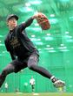 　キャッチボールで調整する才木（撮影・立川洋一郎）
