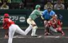 　５日の楽天戦、７回に四球を選ぶ高寺