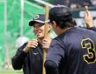 大山と話をする糸原（撮影・田中太一）