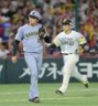 ５回、近藤（右）に２ランを浴びた椎葉＝９日