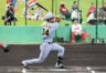 １回、右中間に三塁打を放つ岡城＝９日
