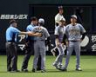 ７回、リプレイ検証のリクエストに意義を申し立て藤川監督は退場になる（撮影・山口登）