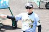 試合前練習を見守る平田２軍監督