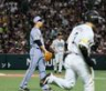 　５回、近藤（手前）に勝ち越しソロを許す大竹（撮影・田中太一）