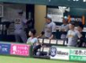 　７回、退場になった藤川監督はベンチのホワイトボードを殴打する（撮影・山口登）