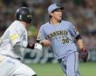 ７回、牧原（左）に勝ち越し打を許す畠（撮影・西田忠信）
