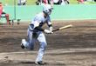 ８回、中前打を放つ小幡