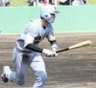 　８回、中前打を放つ小幡（撮影・藤丸紘生）