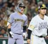 　６回、適時打を放った前川は声を張り上げる（撮影・田中太一）