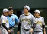 ７回、退場となりグラウンドを見つめながらベンチへ戻る藤川監督＝１０日