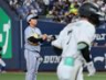 １回、西川にソロを許す村上（撮影・田中太一）