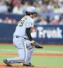 １回オリックス１死、阪神・高橋遥人はオリックス・山中稜真の打球にグラブを出すも体に受ける＝京セラドーム大阪（撮影・山口登）