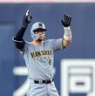 １回、佐藤は先制適時二塁打を放ちベンチにポーズを送る（撮影・山口登）