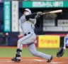 　６回、二塁打を放つ森下（撮影・山口登）