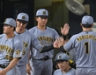 １３日のオリックス戦でナインを迎える立石（中央）＝撮影・飯室逸平