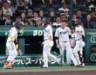 ７回、坂本（右）に代えて嶋村を告げる藤川監督（左）。中央は見逃し三振に倒れて引き揚げる立石（撮影・立川洋一郎）