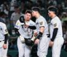 　試合後、立石（左）は悔しさをにじませながらあいさつする（撮影・田中太一）