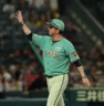 勝利後、スタンドに手を振る藤川監督（撮影・西田忠信）