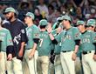　楽天に勝利しナインを迎える藤川監督（撮影・山口登）