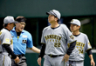 １０日ソフトバンク戦、退場となりグラウンドを見つめながらベンチへ戻る藤川監督。試合後、初めて全選手を集めた
