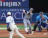 　１回、右前打を放つ福島