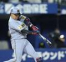 　９回、ソロを放つ大山（撮影・西岡正）