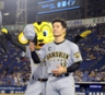 チームの勝利に貢献した坂本はファンの声援に応える（撮影・田中太一）