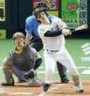　１１日ソフトバンク戦の４回、正木（右）にソロを許す坂本
