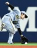 　８回、佐野の打球に追いつきアウトにする中野（撮影・田中太一）
