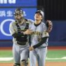 　完投勝利を挙げ、伏見と喜ぶ高橋（撮影・金田祐二）