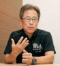 　身振りを交えてインタビューに応じる粟井球団社長（撮影・西田忠信）