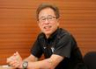 インタビューに応じる粟井一夫球団社長（撮影・西田忠信）
