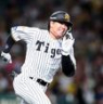 　５回、二塁打を放ち激走する梅野（撮影・西田忠信）