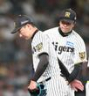 ８回途中、逆転を許し降板する岩崎。右は才木（撮影・西田忠信）