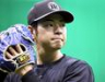　真剣な表情でキャッチボールをする下村（撮影・田中太一）